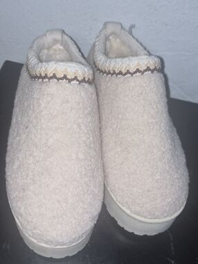 Cozy Women's Shearling-Lined Mules in Cream